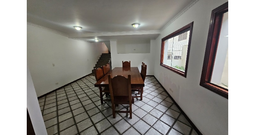 Belo Sobrado à venda no Bairro do Jardim Regina na Rua Maria Pereira Pinto,