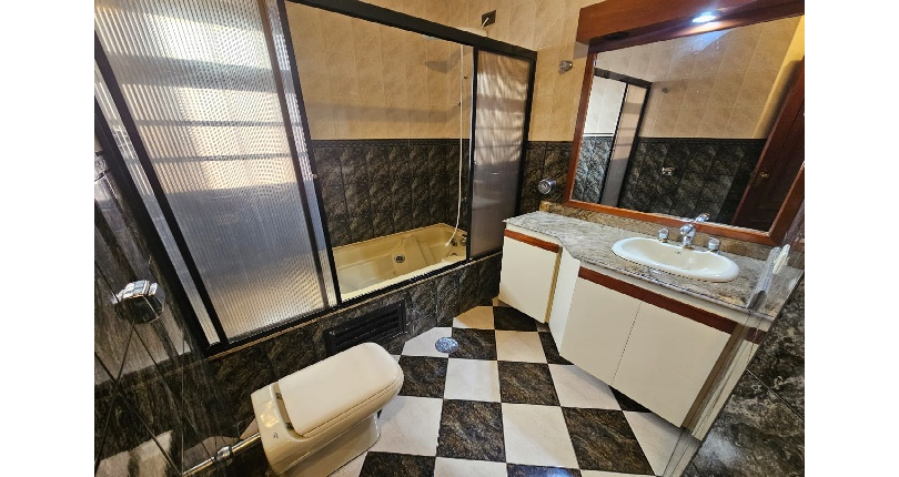 Belo Sobrado à venda no Bairro do Jardim Regina na Rua Maria Pereira Pinto,