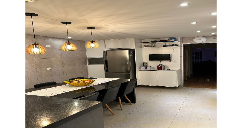 Belo Sobrado à venda no Bairro da Vila Mangalot na Rua José Ataliba Ortiz