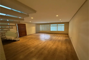  Belo Sobrado à venda no Bairro do Parque São Domingos na Rua Aristides Malheiros