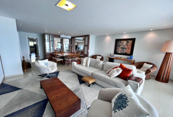 Belo Apartamento à venda no Guarujá no Bairro Enseada na Rua Inácio Miguel Stéfano 253