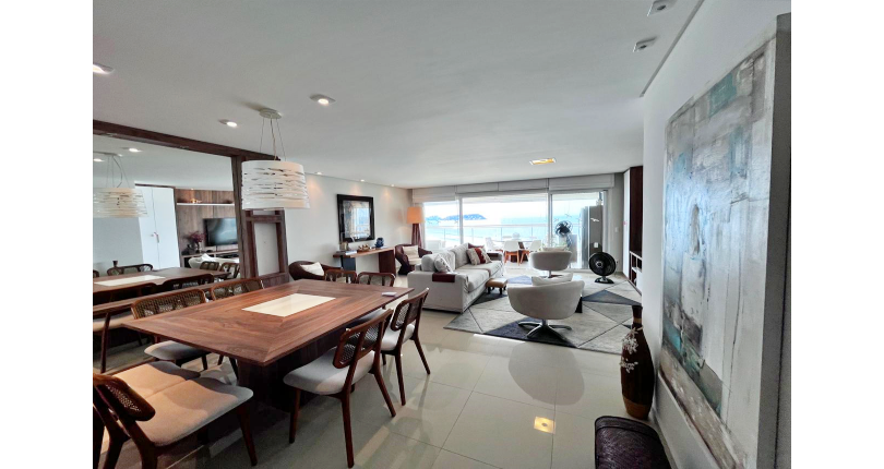 Belo Apartamento à venda no Guarujá no Bairro Enseada na Rua Inácio Miguel Stéfano 253