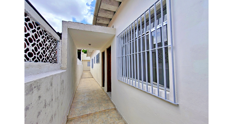 Casa Térrea à venda no Bairro do Parque Panamericano na Estrada do Corredor,