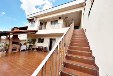 Casa assobradada à venda no Bairro da Vila Pereira Barreto na Rua Coronel Gordinho Filho