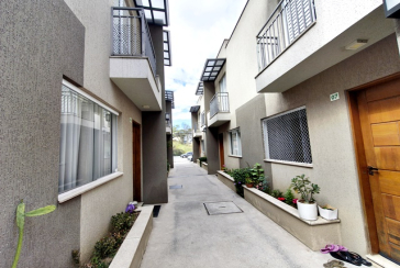 Lindo Sobrado à venda no Bairro da Vila Clarice na Avenida Myrim 100,