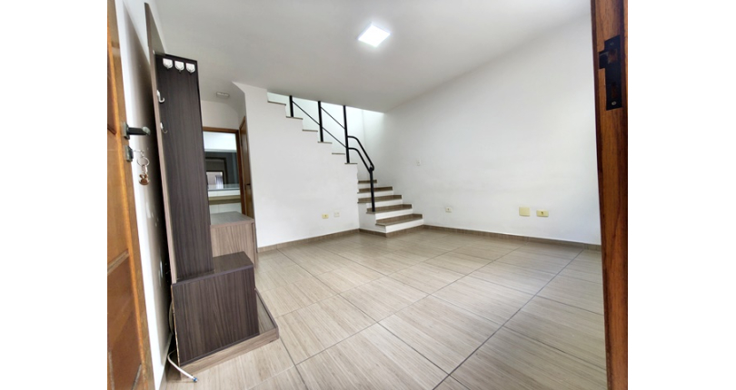 Lindo Sobrado à venda no Bairro da Vila Clarice na Avenida Myrim 100,