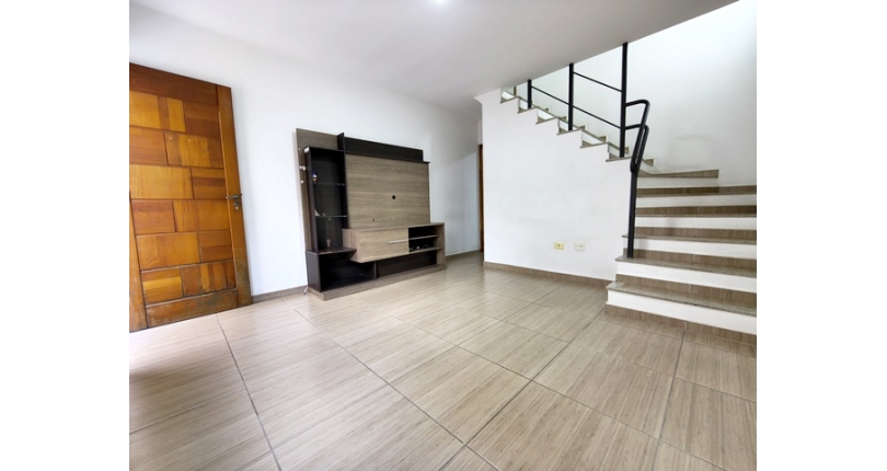 Lindo Sobrado à venda no Bairro da Vila Clarice na Avenida Myrim 100,