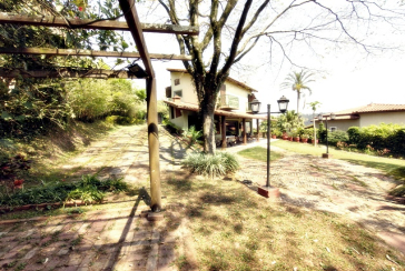 Linda Casa de Condomínio com Conforto e elegância à venda no Bairro da Chácara Jaraguá na Rua Santana do Araguaia