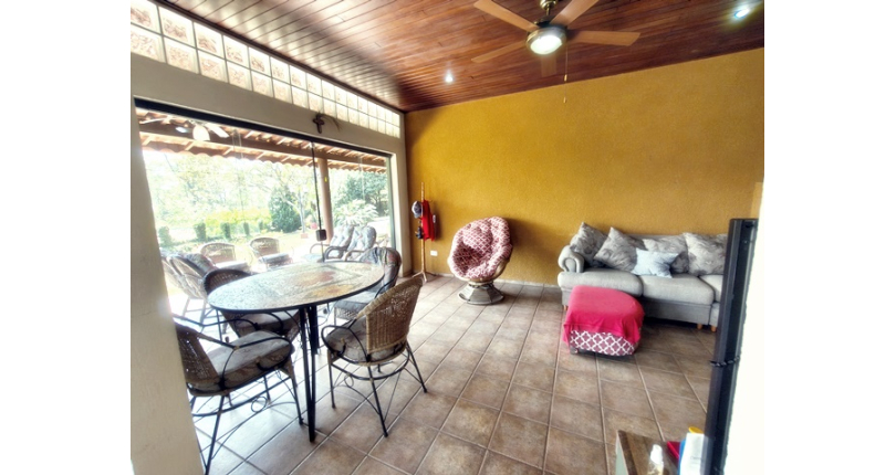 Linda Casa de Condomínio com Conforto e elegância à venda no Bairro da Chácara Jaraguá na Rua Santana do Araguaia