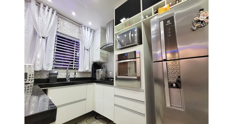 Belo Sobrado à venda no Bairro do Parque São Domingos na Rua Dirceu de Almeida,