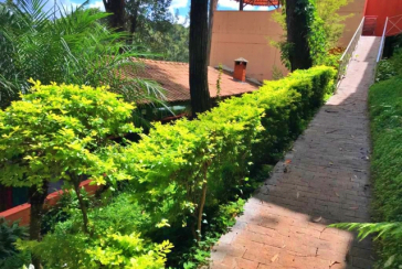 Belo Sobrado à venda no Bairro do Jaraguá na Rua Dona Gertrudes Jordão 257, no Condomínio Village Park