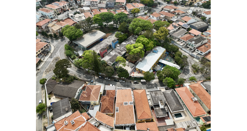 Lindo Sobrado semi novo à venda no Bairro do Parque São Domingos na Rua José Tobias dos Santos, 