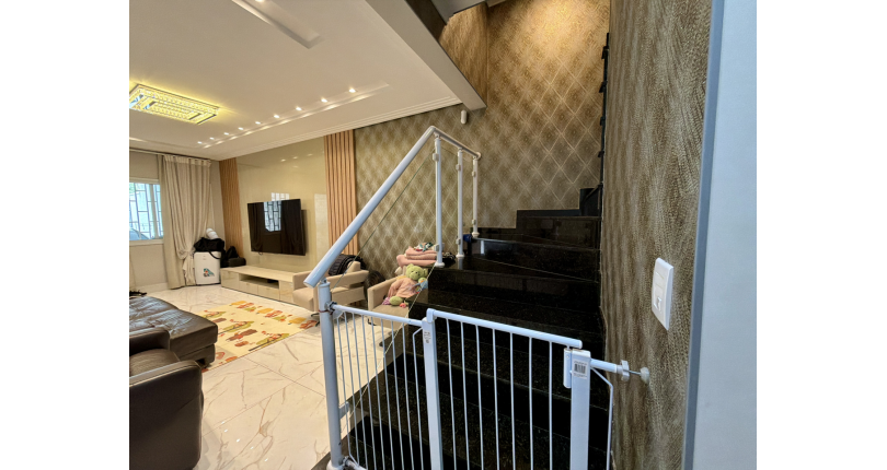 Lindo Sobrado semi novo à venda no Bairro do Parque São Domingos na Rua José Tobias dos Santos, 