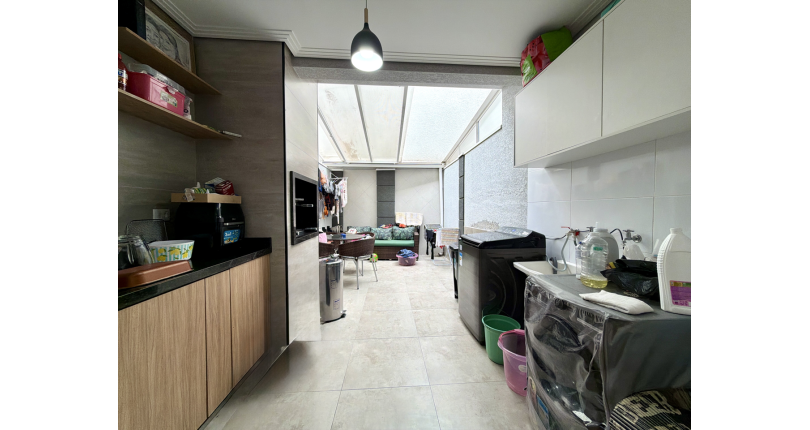 Lindo Sobrado semi novo à venda no Bairro do Parque São Domingos na Rua José Tobias dos Santos, 