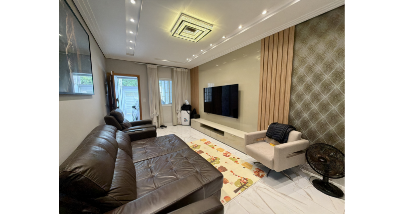 Lindo Sobrado semi novo à venda no Bairro do Parque São Domingos na Rua José Tobias dos Santos, 