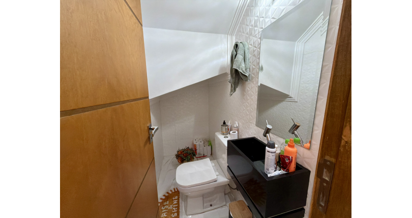 Lindo Sobrado semi novo à venda no Bairro do Parque São Domingos na Rua José Tobias dos Santos, 