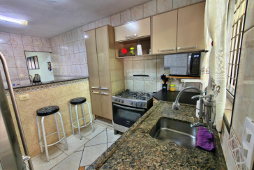 Linda Casa à venda no Bairro do Parque São Domingos na Rua José Albino,