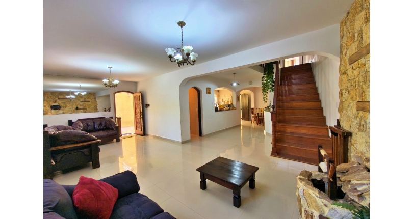 Lindo Sobrado à venda no Bairro do Jardim São José (Zona Norte) na Rua Doutor João Toniolo