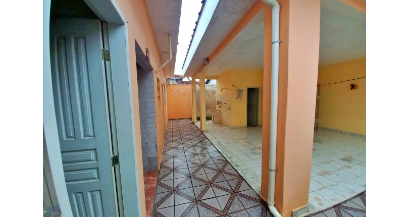 Ótima Casa Térrea à venda na Praia Grande no Bairro Caiçara na Avenida Lincoln