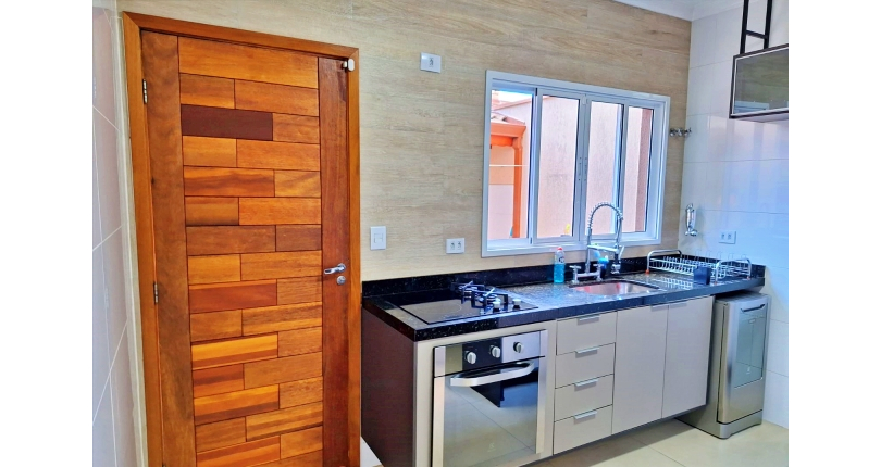 Lindo Sobrado à venda no Bairro do Jardim Regina na Rua Crispim Santos,