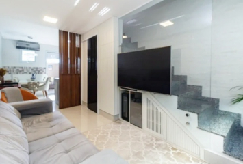 Lindo Sobrado à venda no Bairro da Vila Mangalot na Rua Jose Ataliba Ortiz 834,