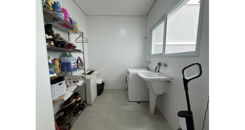 Sobrado semi novo à venda no Bairro do Parque São Domingos na Rua Antônio Carlos Pereira