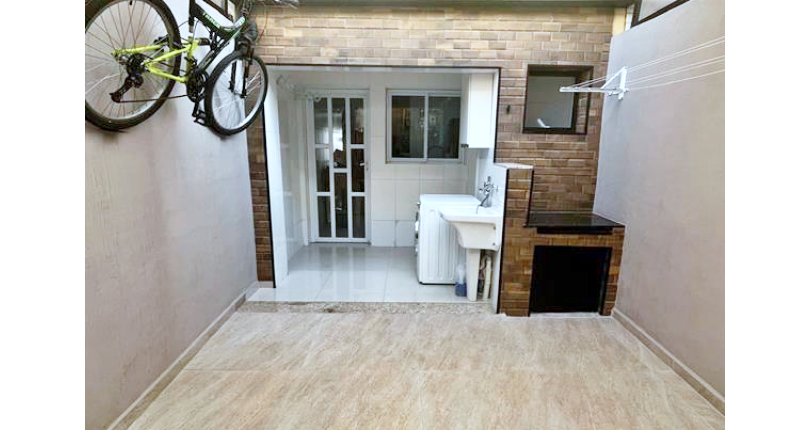 Sobrado à venda no Bairro do Jardim Anhangüera na Rua Luiz Domingues de Castro 