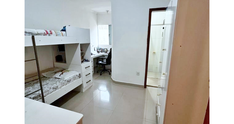 Sobrado à venda no Bairro do Jardim Anhangüera na Rua Luiz Domingues de Castro 