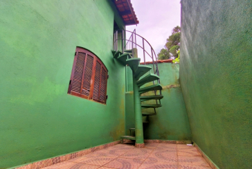 Belo Sobrado amplo à venda no Bairro do Conjunto Habitacional Turística na Rua Duse Naccarati, 