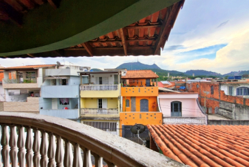 Belo Sobrado amplo à venda no Bairro do Conjunto Habitacional Turística na Rua Duse Naccarati, 
