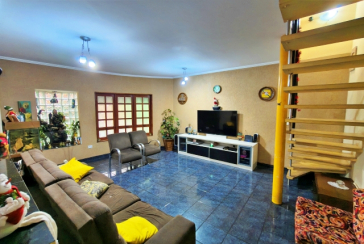 Belo Sobrado amplo à venda no Bairro do Conjunto Habitacional Turística na Rua Duse Naccarati, 