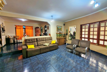 Belo Sobrado amplo à venda no Bairro do Conjunto Habitacional Turística na Rua Duse Naccarati, 