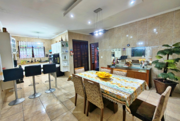 Belo Sobrado amplo à venda no Bairro do Conjunto Habitacional Turística na Rua Duse Naccarati, 