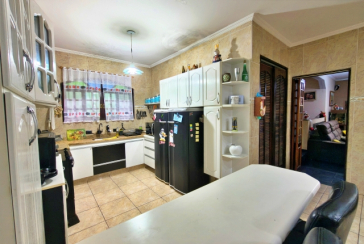 Belo Sobrado amplo à venda no Bairro do Conjunto Habitacional Turística na Rua Duse Naccarati, 