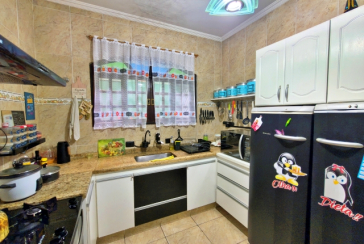 Belo Sobrado amplo à venda no Bairro do Conjunto Habitacional Turística na Rua Duse Naccarati, 