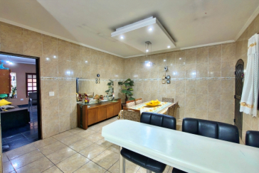 Belo Sobrado amplo à venda no Bairro do Conjunto Habitacional Turística na Rua Duse Naccarati, 