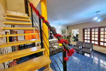 Belo Sobrado amplo à venda no Bairro do Conjunto Habitacional Turística na Rua Duse Naccarati, 