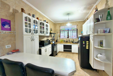 Belo Sobrado amplo à venda no Bairro do Conjunto Habitacional Turística na Rua Duse Naccarati, 