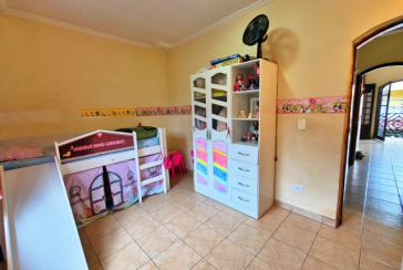 Belo Sobrado amplo à venda no Bairro do Conjunto Habitacional Turística na Rua Duse Naccarati, 