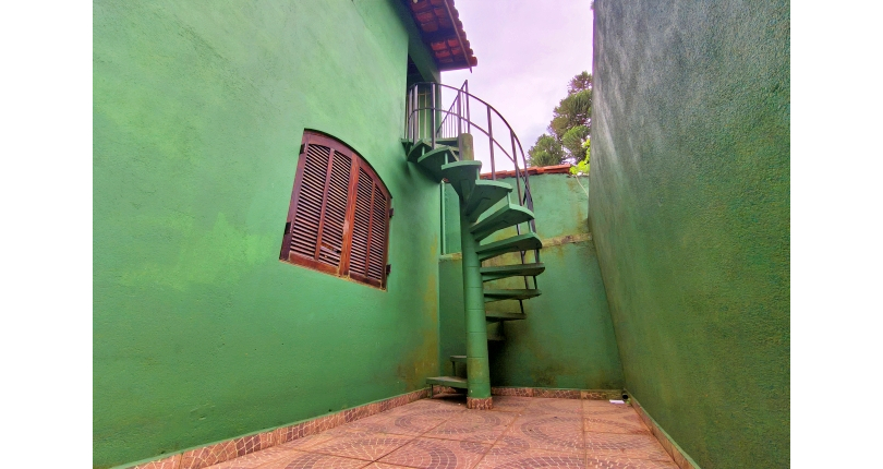 Belo Sobrado amplo à venda no Bairro do Conjunto Habitacional Turística na Rua Duse Naccarati, 