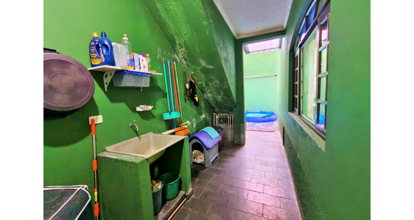 Belo Sobrado amplo à venda no Bairro do Conjunto Habitacional Turística na Rua Duse Naccarati, 