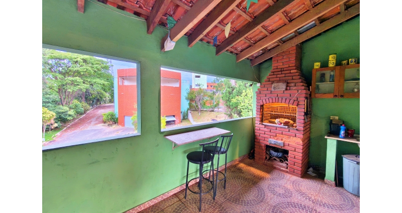 Belo Sobrado amplo à venda no Bairro do Conjunto Habitacional Turística na Rua Duse Naccarati, 