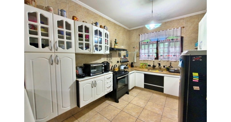 Belo Sobrado amplo à venda no Bairro do Conjunto Habitacional Turística na Rua Duse Naccarati, 