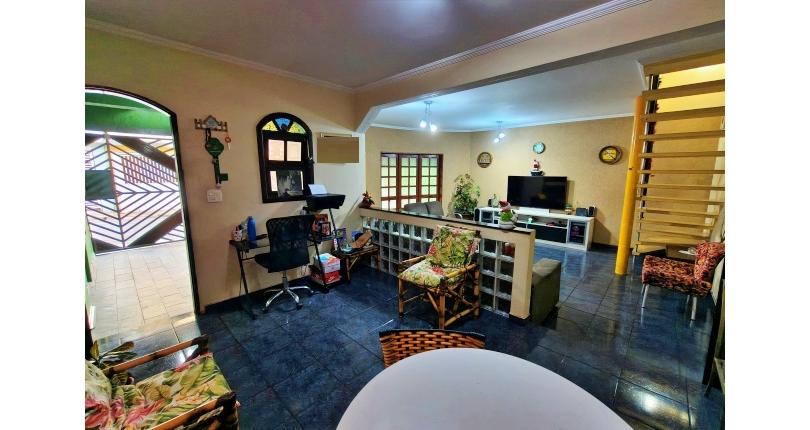 Belo Sobrado amplo à venda no Bairro do Conjunto Habitacional Turística na Rua Duse Naccarati, 