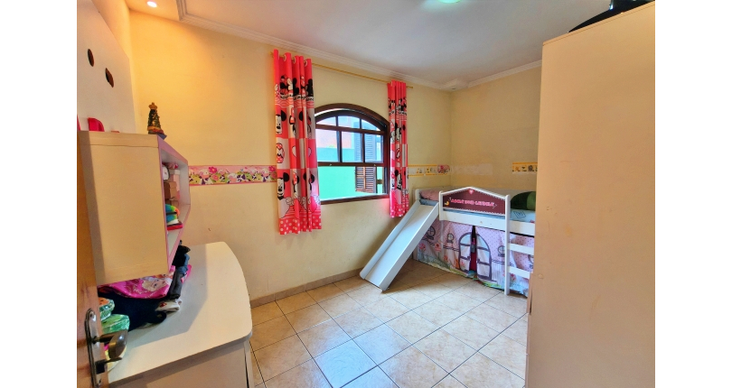 Belo Sobrado amplo à venda no Bairro do Conjunto Habitacional Turística na Rua Duse Naccarati, 