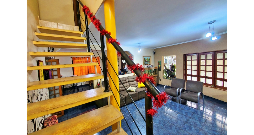 Belo Sobrado amplo à venda no Bairro do Conjunto Habitacional Turística na Rua Duse Naccarati, 