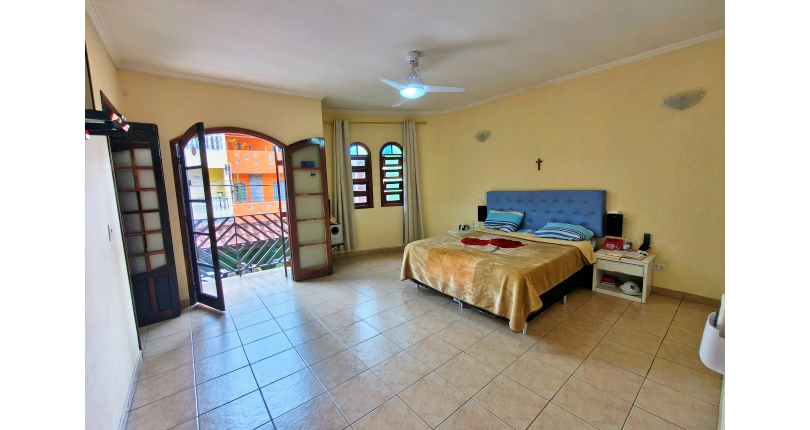 Belo Sobrado amplo à venda no Bairro do Conjunto Habitacional Turística na Rua Duse Naccarati, 