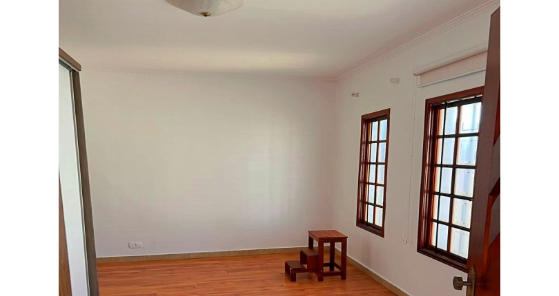 Sobrado à venda no Bairro do Jardim Regina na Rua José Baroncelli,