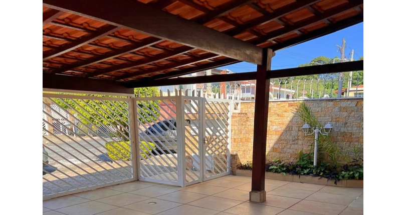 Sobrado à venda no Bairro do Jardim Regina na Rua José Baroncelli,