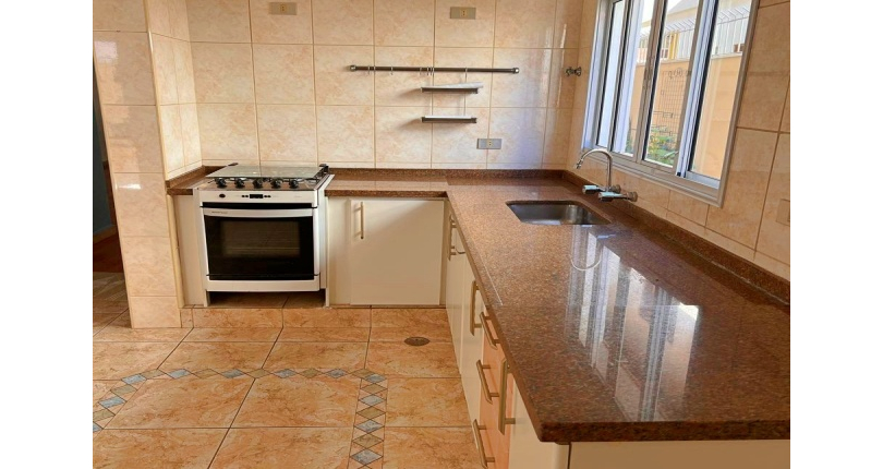 Sobrado à venda no Bairro do Jardim Regina na Rua José Baroncelli,